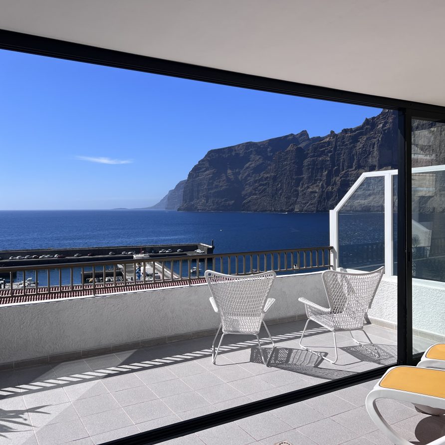 Stunning cliffs and ocean view in Los Gigantes